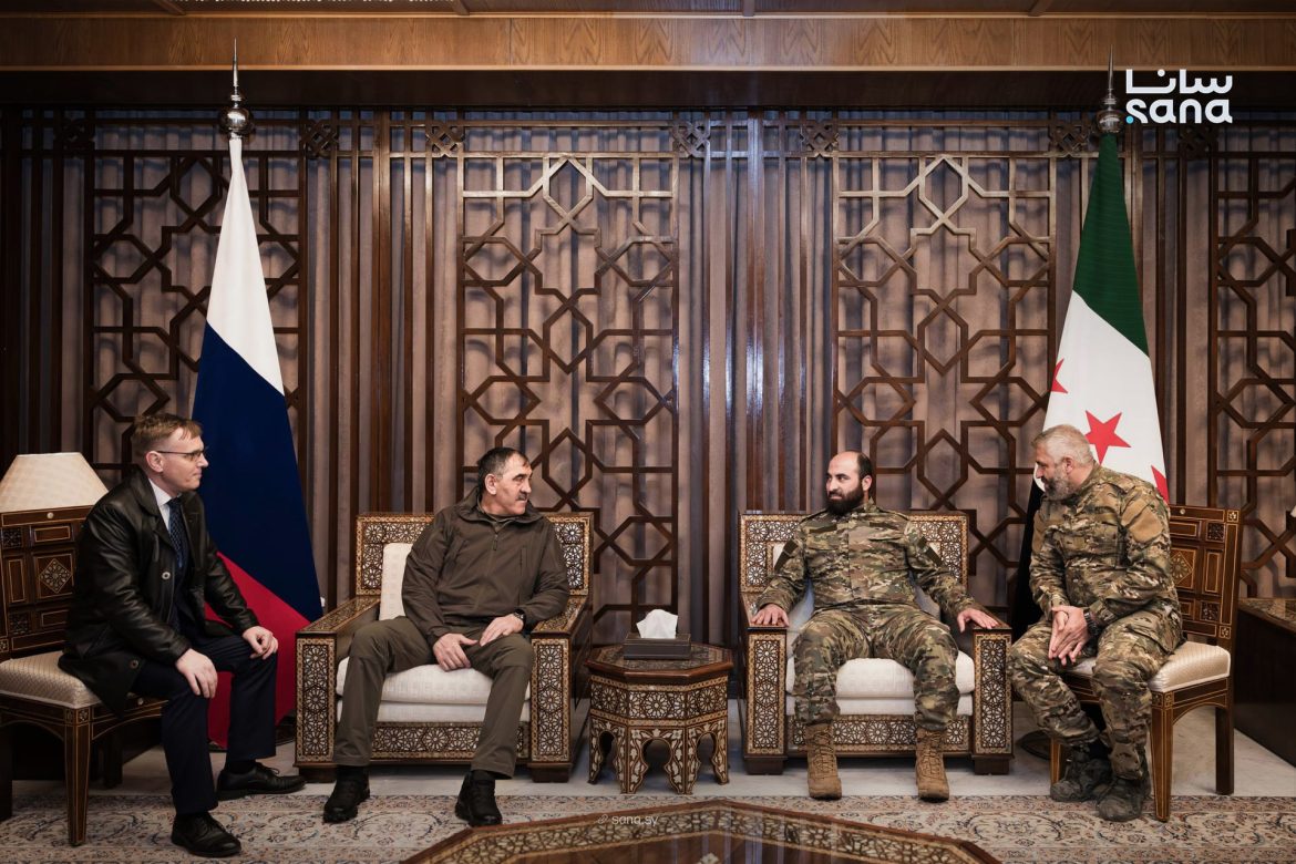 رئيس الأركان السوري يبحث تعزيز التعاون العسكري مع نائب وزير الدفاع الروسي بدمشق