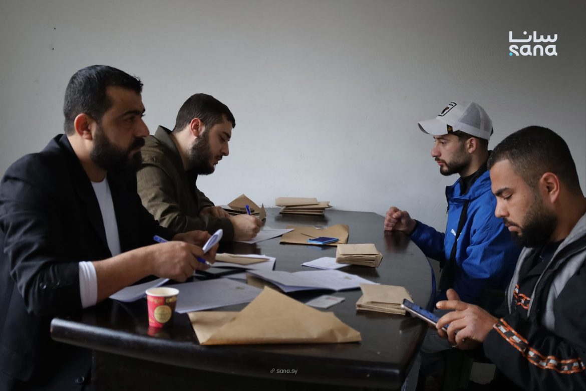 تسليم بطاقات مدنية لعناصر النظام البائد بجبلة لدمجهم بالمجتمع