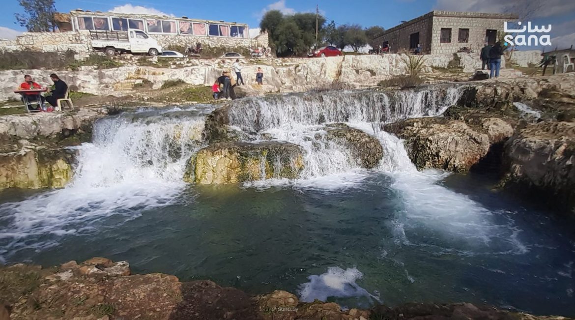 نبع الغمقة بصافيتا يعود للتدفق: أمطار غزيرة تنشط السياحة والزراعة