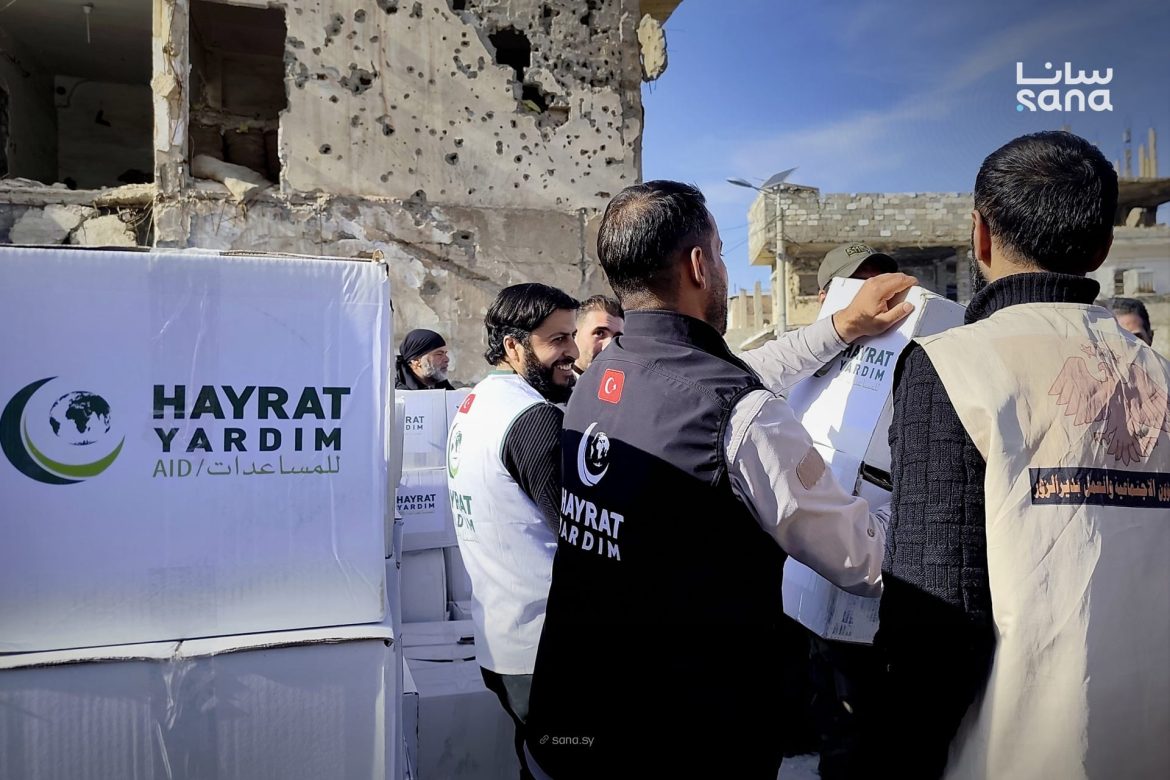 توزيع مساعدات غذائية ومنظفات على 900 عيلة بدير الزور بحي العمال