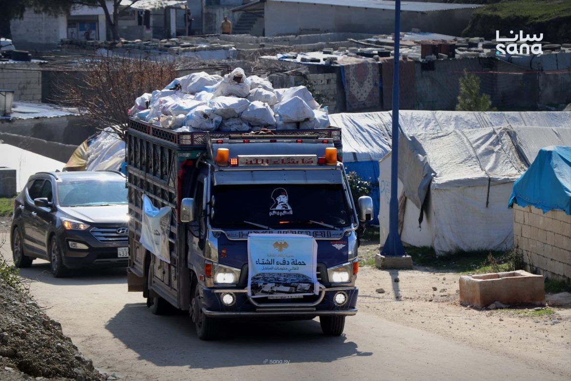 حملة دفء الشتاء بلشت توزع مستلزمات تدفئة للمهجرين بمخيمات خربة الجوز بإدلب