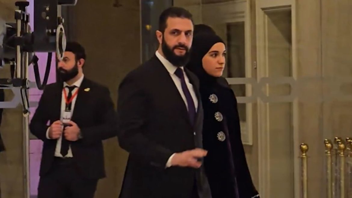 شوفوا كيف لطيفة الدروبي فاتت مع جوزها على معرض الكتاب بدمشق وكيف قدمها تنزل عن المنصة