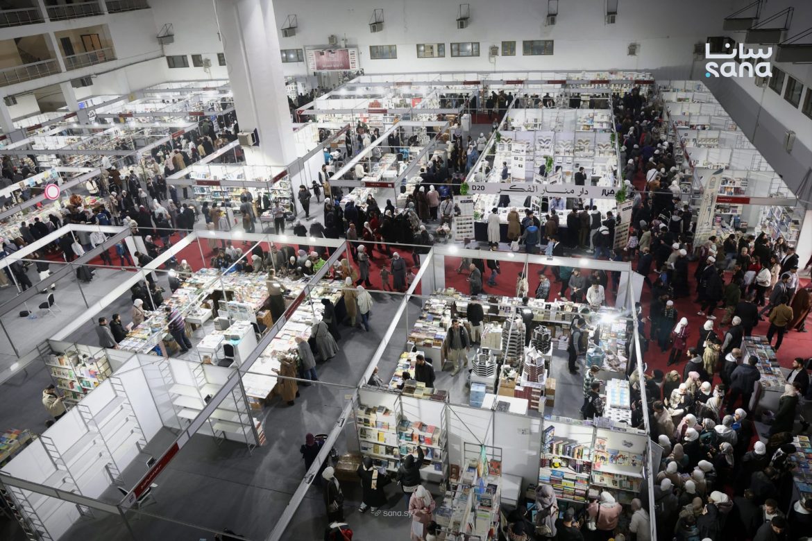 معرِض دمشق الدولي للكتاب باول يوم إلو، والعالم هجمت عليه هجمة كبيرة