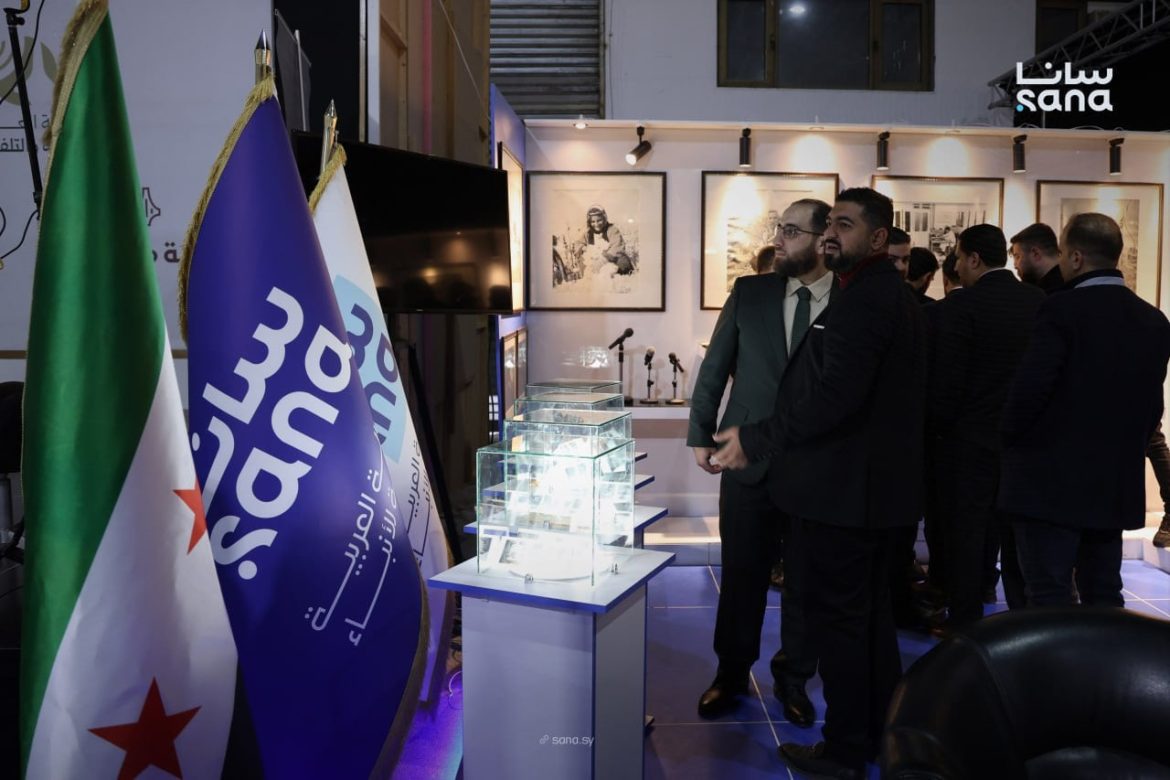 جناح وكالة سانا بمعرض دمشق الدولي للكتاب بيوثّق تاريخها الإعلامي