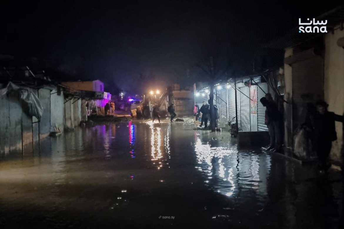 فرق الدفاع المدني باللاذقية عم تستجيب لسيول قوية وعم تدور عاللي اختفوا