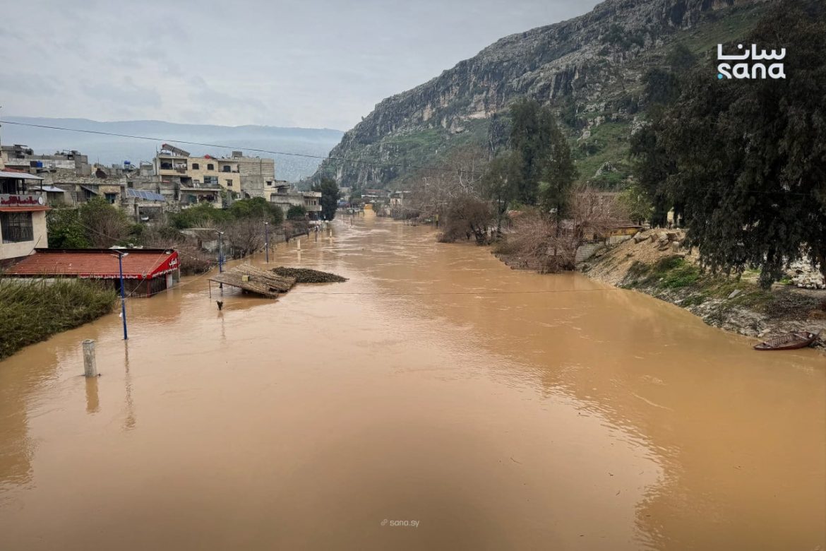 مية نهر العاصي غمرت بيوت ومحلات بدركوش بريف إدلب الغربي