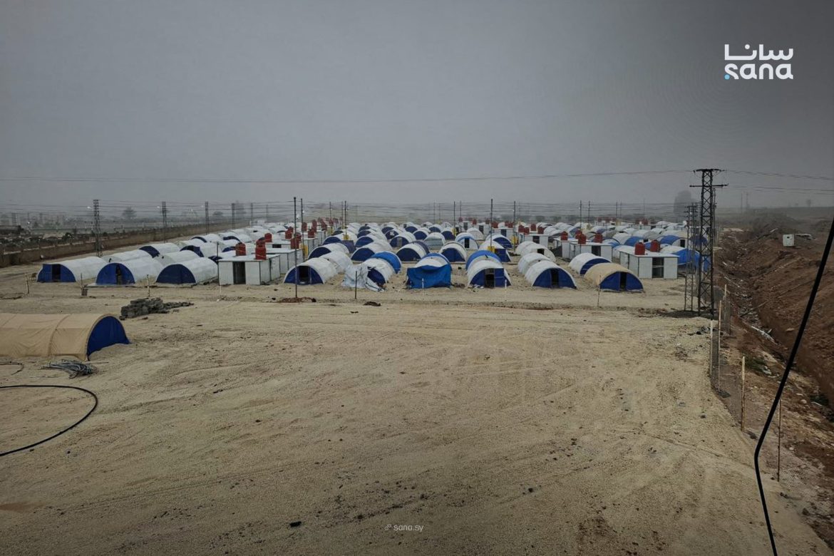 مجلس الطبقة والرقة عم يجهزوا مخيم كبير لخمسمية عيلة متضررة من فيضانات إدلب