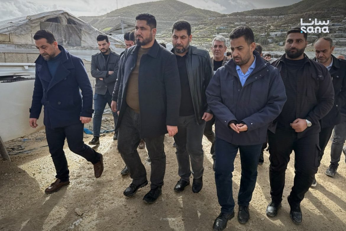وزير الصحة ومحافظي اللاذقية وإدلب عم يتفقدوا المخيمات المتضررة بالسيول بخربة الجوز