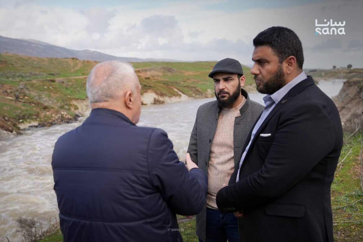 فايز لطوف، مدير الغاب، عم يتفقد أضرار العاصفة المطرية بريف حماة