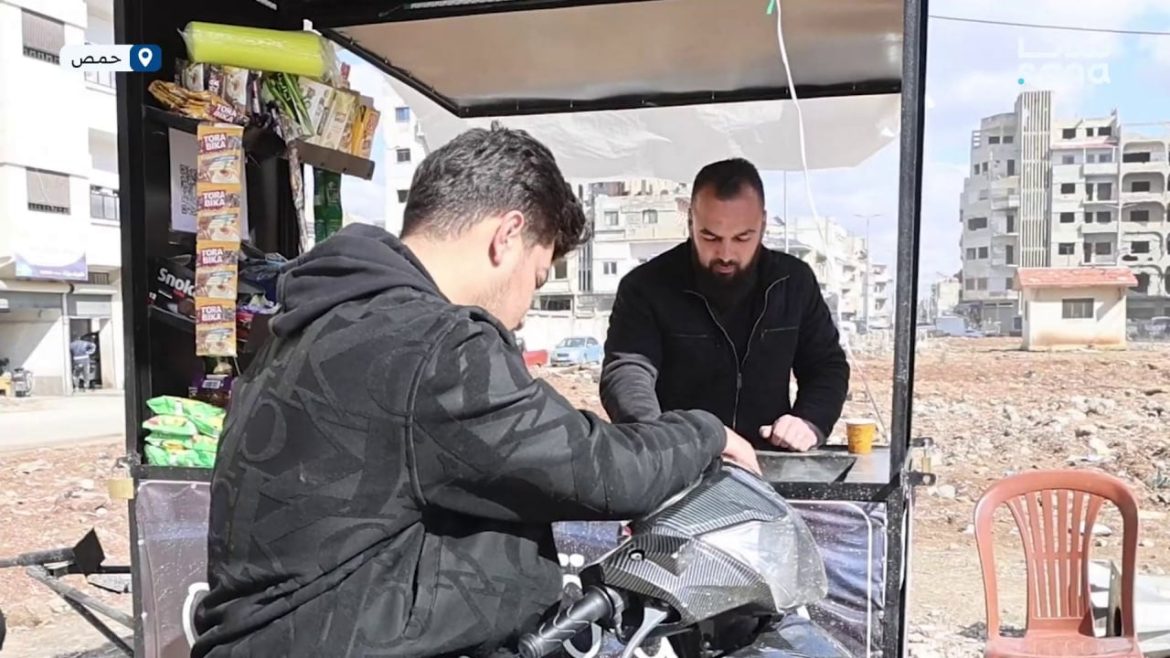 شاب حمصي بعد التهجير، بيبني حياتو من جديد بعربة قهوة عالرمل بالمدينة
