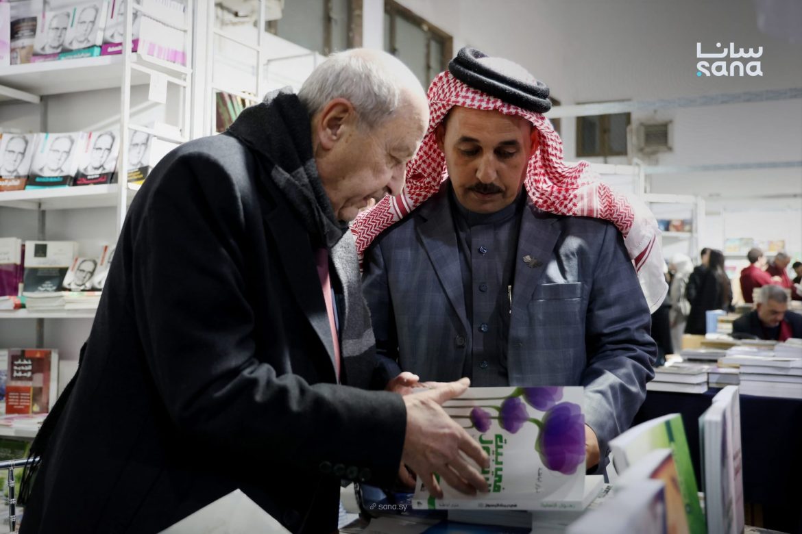 نزار أباظة عم يوقّع كتبو بمعرض دمشق الدولي للكتاب