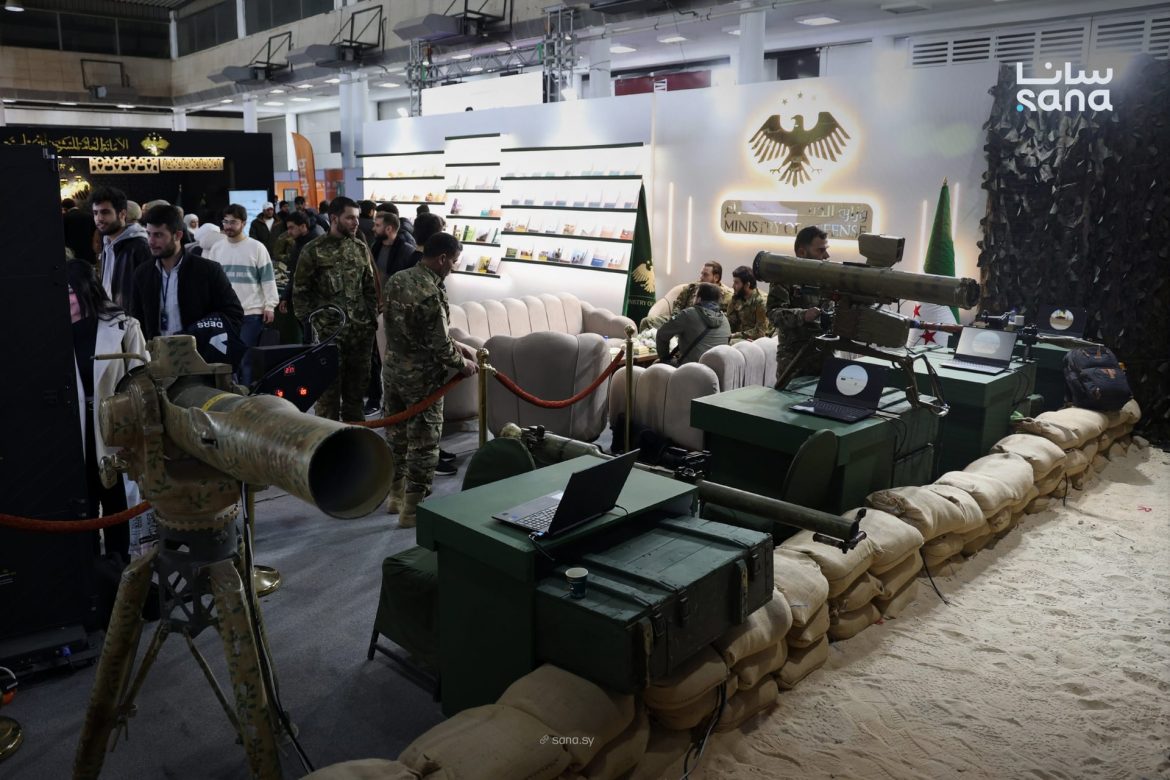 وزارة الدفاع والأوقاف عم يشاركوا بمعرض دمشق للكتاب.. تكامل العلم والسلاح ومصحف الشام بيتوج الإبداع