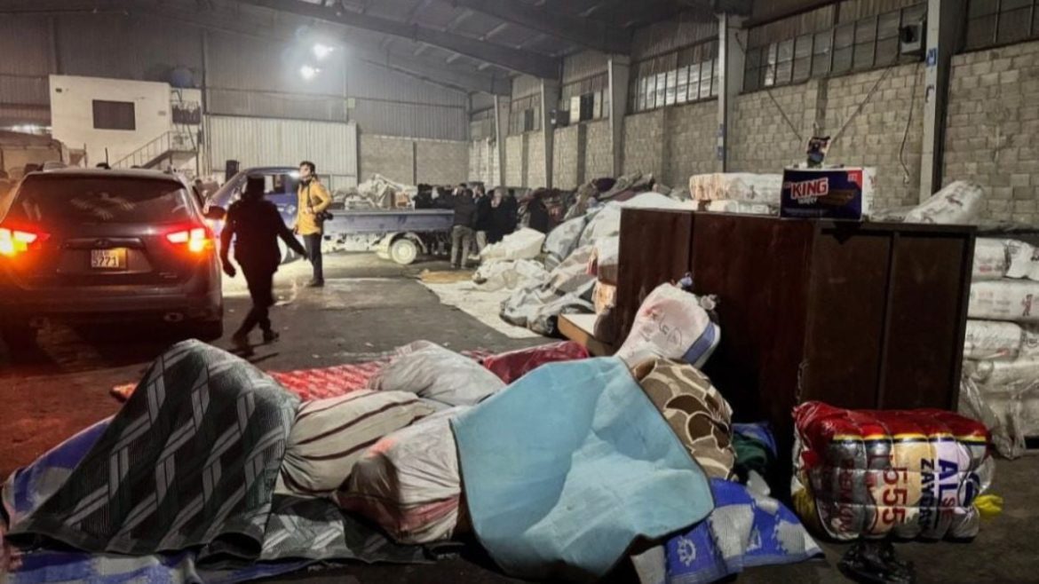 أهالي الرقة يبعتوا قافلة مساعدات ضخمة للمتضررين من الفيضانات بمخيمات إدلب