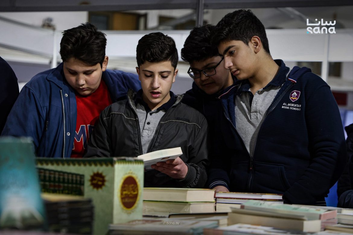 ولاد صغار عم يكتشفوا دنيا الكتب بأجنحة معرض دمشق الدولي