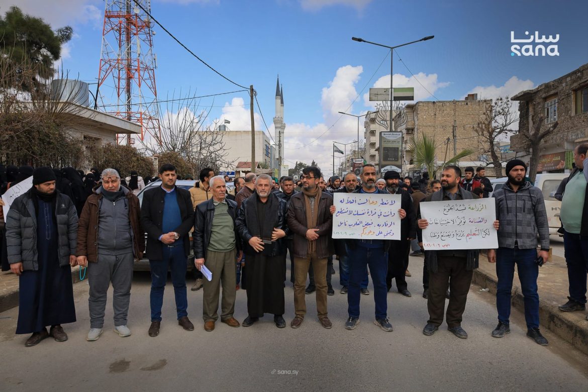 معلمين الباب عم يحتجوا ليطالبوا بتحسين أوضاعهم ورفع رواتبهم