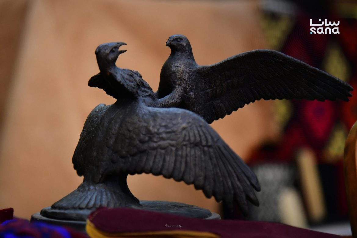 الصقارة القطرية: تراث أصيل عم يتألق بمعرض دمشق للكتاب