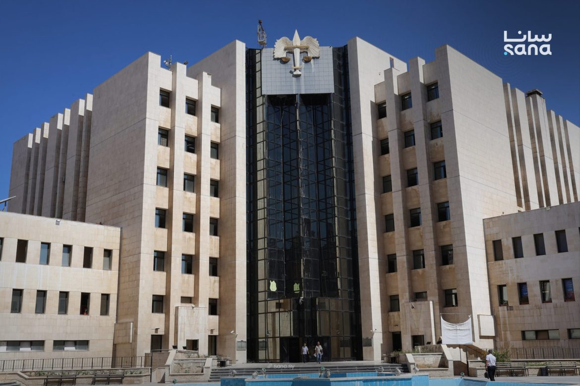 وزارة العدل بتبلش تحقق بقضايا منسوبة لقاضية بحمص