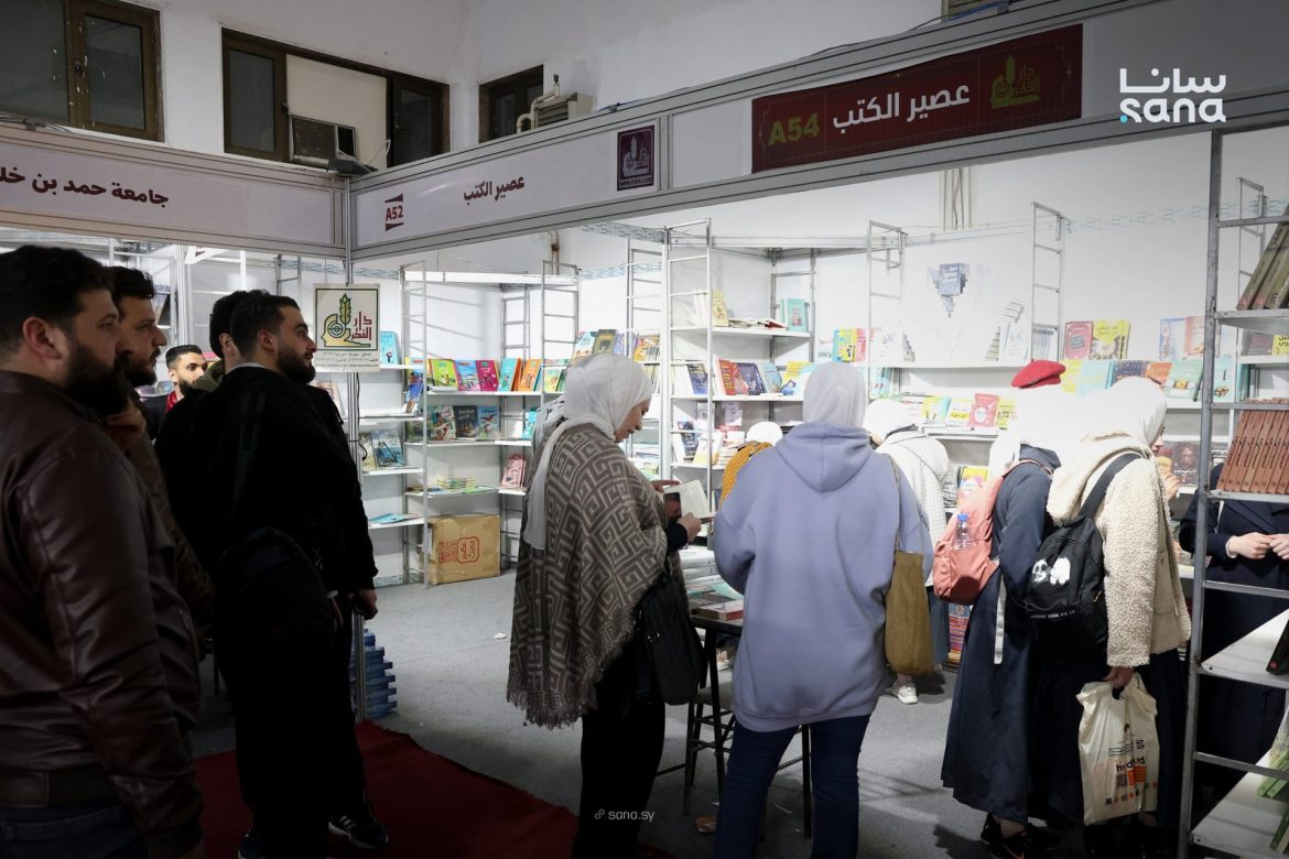الروايات العالمية بدمشق: تنوع ثقافي عم يجذب زوار معرض الكتاب