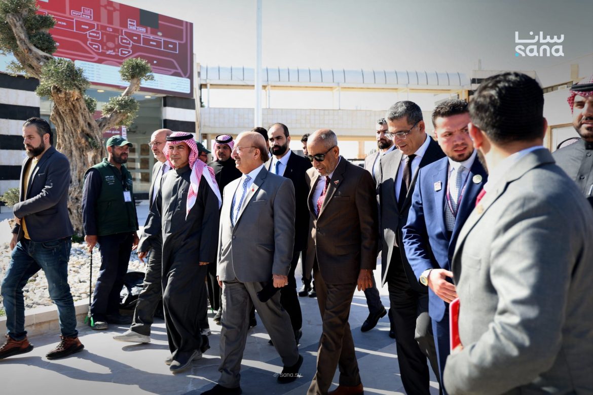 معرض دمشق للكتاب: سفراء عرب زاروا الأجنحة والدكتور حسين الشرع وقّع كتبه
