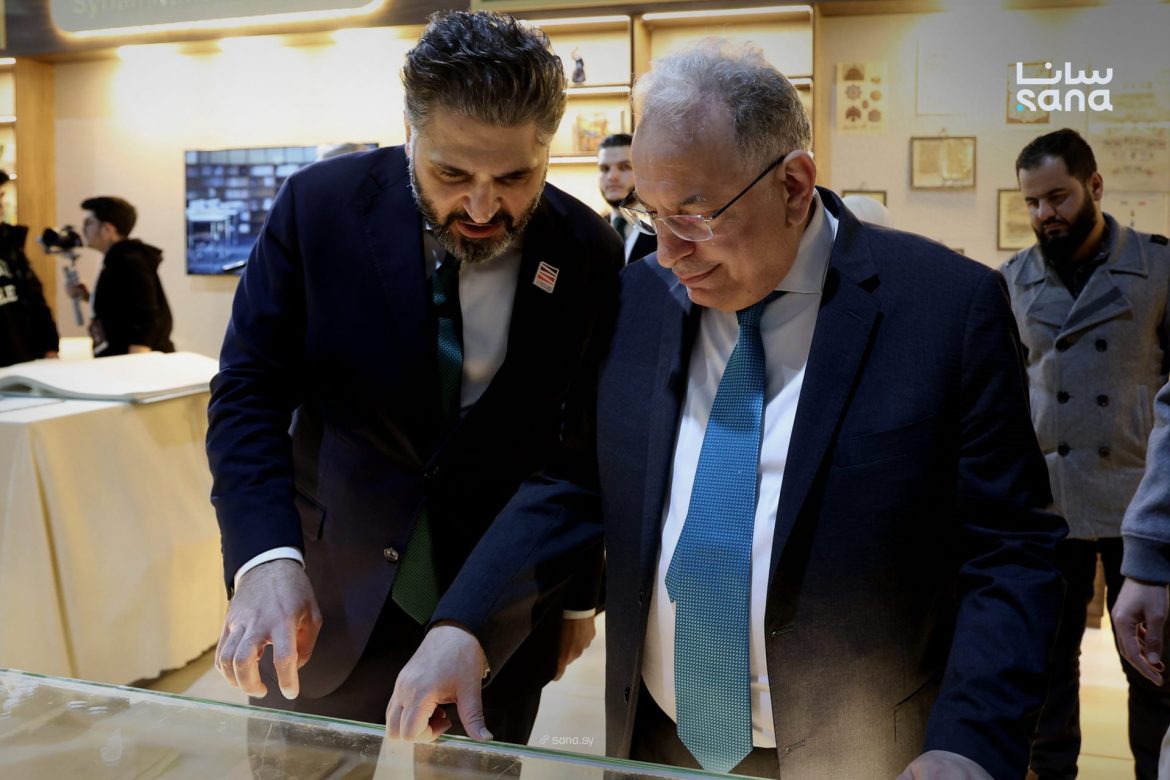 وزيري المالية والثقافة عم يأكدوا أهمية رجعة الثقافة السورية لإرثها بمعرض دمشق
