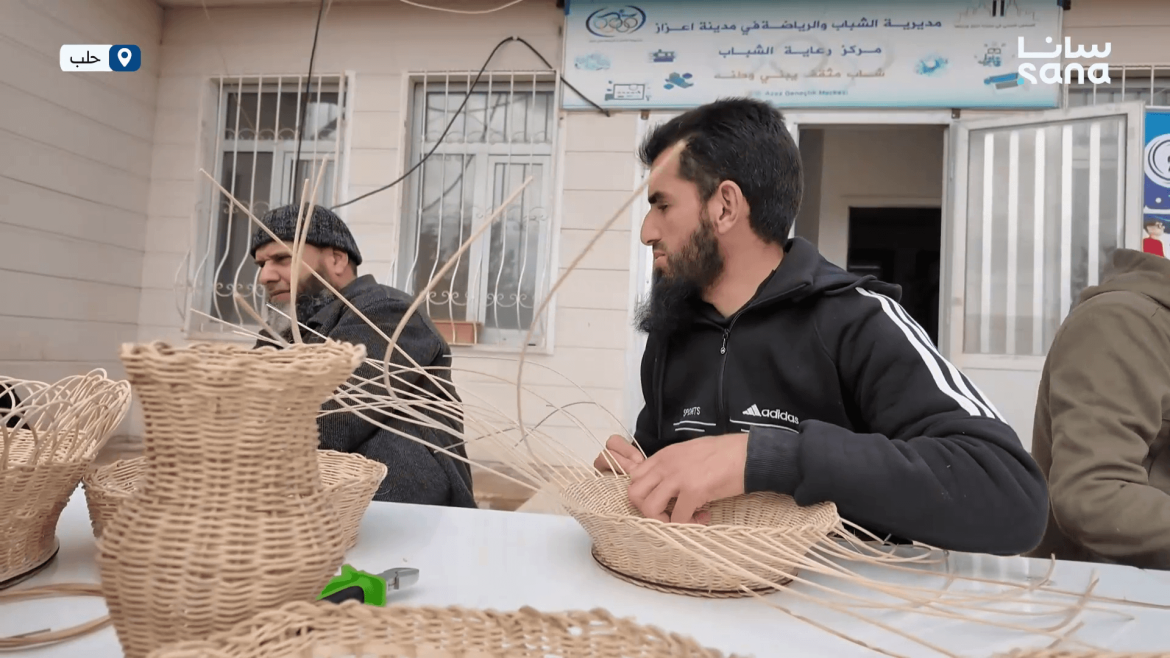 معرض بأعزاز بريف حلب عم يورجي إبداعات المكفوفين بدعم من مديرية الرياضة والشباب
