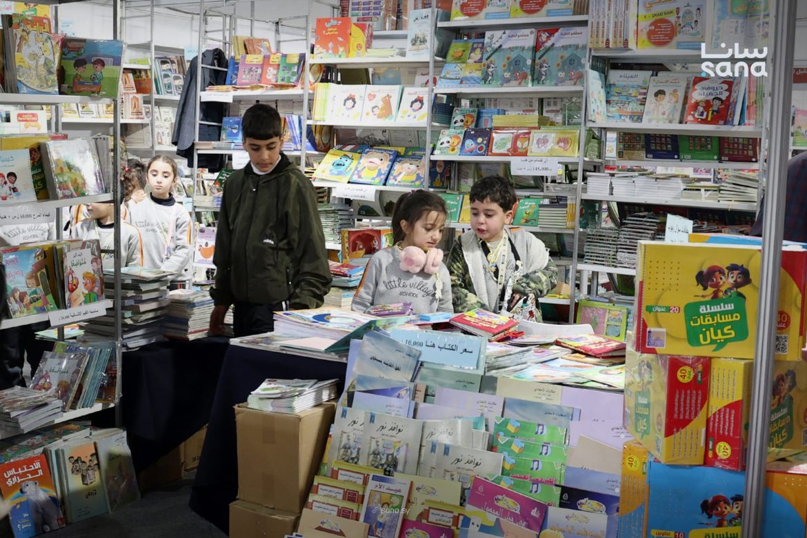 أطفال عم يشتروا أول كتب إلهن بمعرض دمشق الدولي للكتاب
