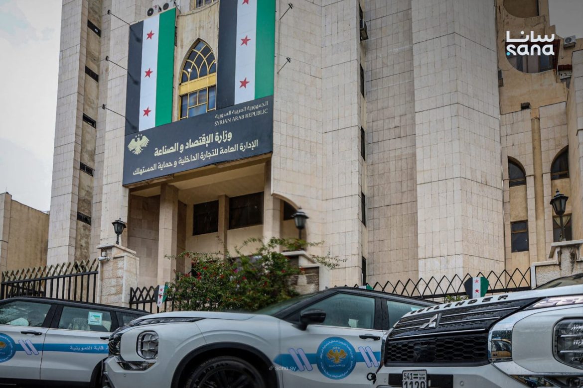 بلشو يحطو لصاقات إلكترونية على المحلات التجارية بدمشق