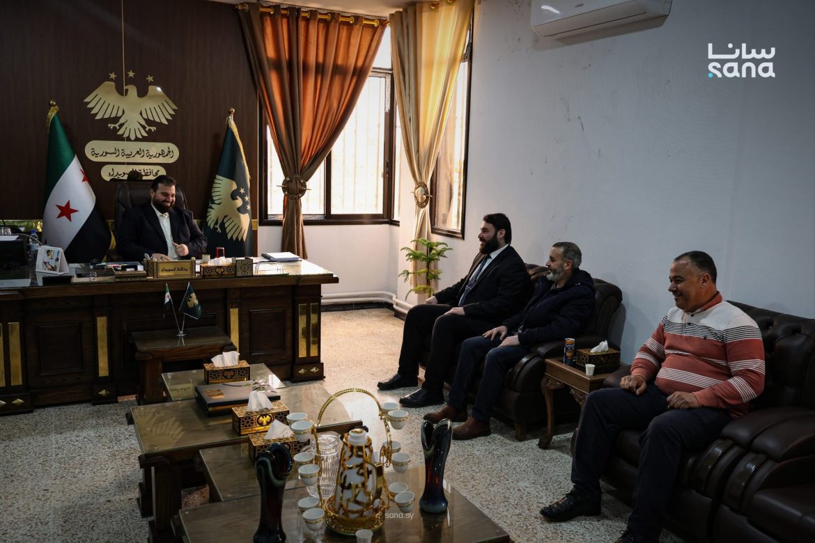 محافظ السويداء عم يحكي مع مدير النقل لتجهيز مبنى جديد للمديرية