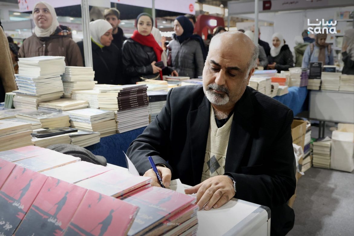 توقيع ديوان 'جواز حب بوطن ممنوع' لطارق مقبل بمعرض دمشق للكتاب