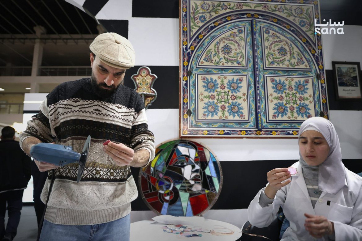 الزجاج المعشق بدمشق: فن التراث الأصيل بيضوي بمعرض الكتاب