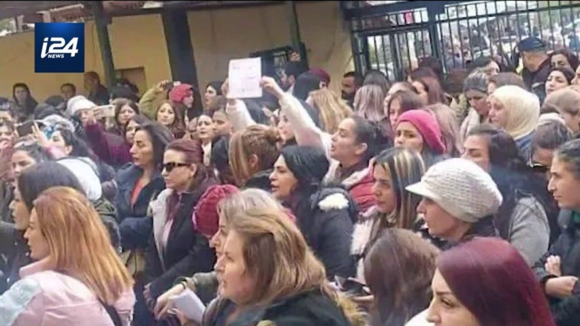 ألف مدرسة سكرت بسوريا.. احتجاجات باللاذقية وحرمان مئات الآلاف من الدراسة