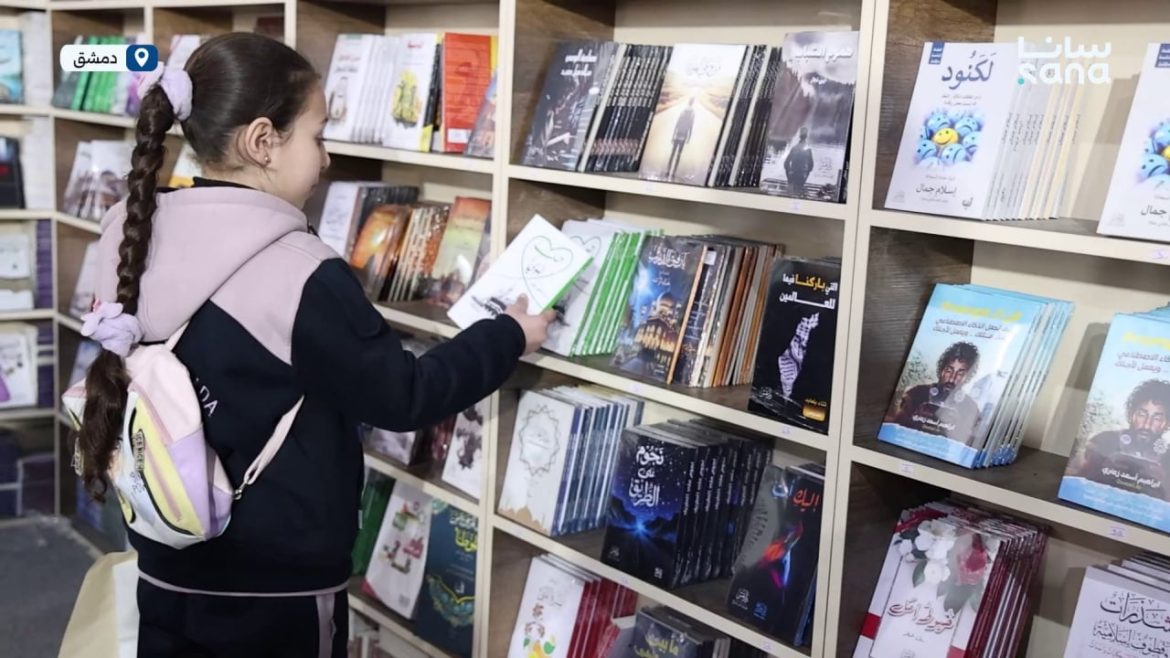 ولاد صغار عم يدخروا مصروفهم اليومي ليقدروا يشتروا كتب من معرض الكتاب