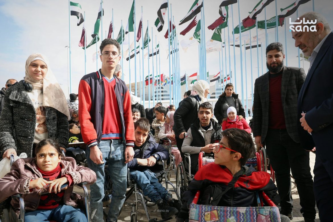 سبعين طالب وطالبة من معهد الأمل زاروا معرض الكتاب بدمشق