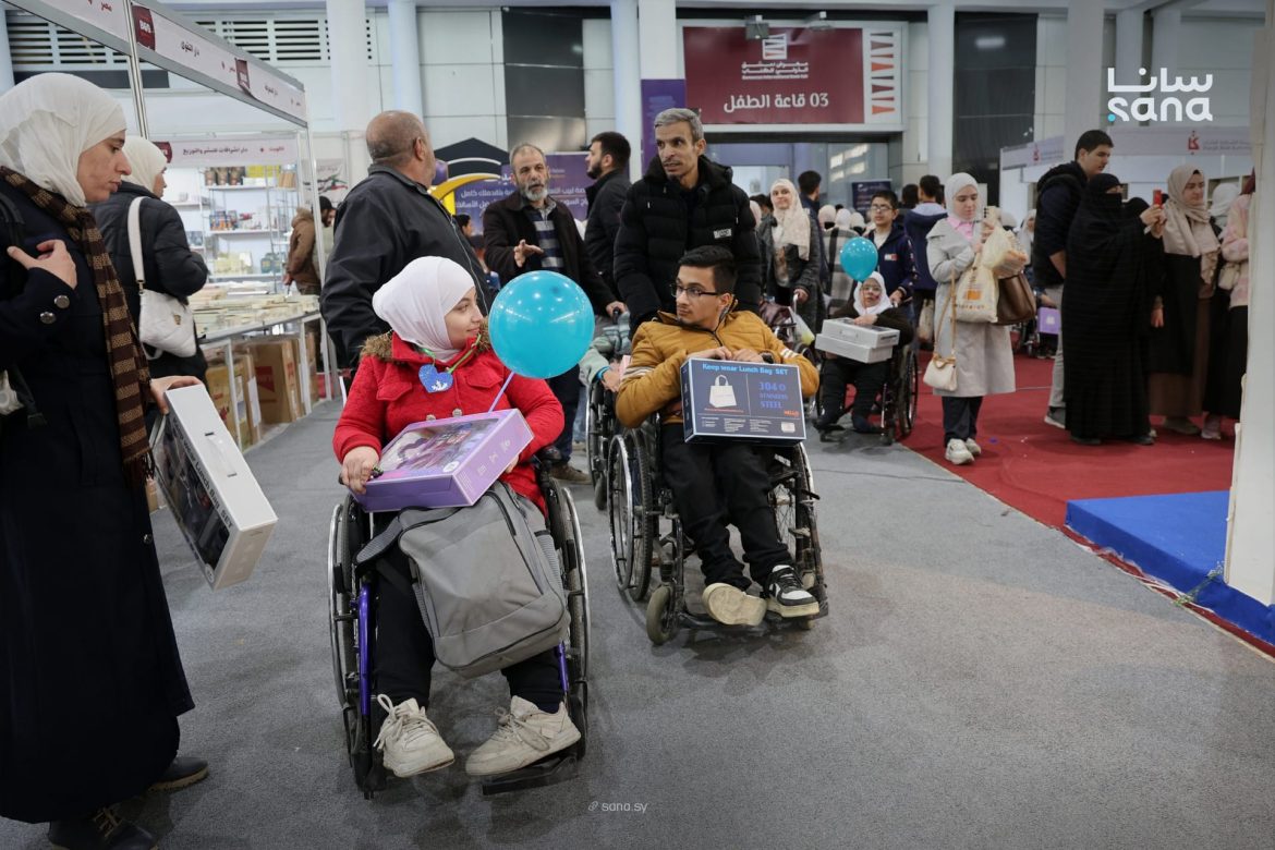سبعين طالب وطالبة من معهد الأمل للإعاقة الحركية زاروا معرض دمشق للكتاب وتعرفوا عليه