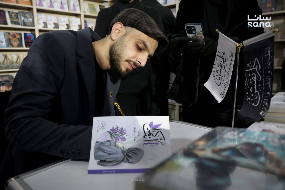 الروائي نور الدين سليمان وقع تلات روايات إلو بمعرض دمشق للكتاب