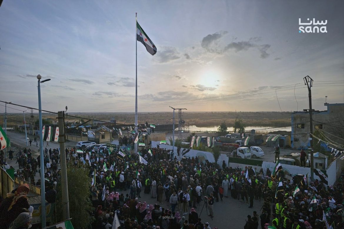 فعالية لرفع العلم السوري بمدينة هجين شرق دير الزور