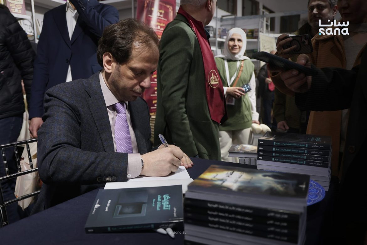 فضل عبد الغني عم يوقّع كتابين بمعرض دمشق للكتاب، بيحكوا عن انتهاكات النظام القديم