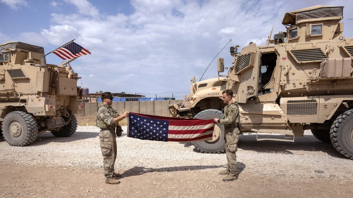 الجيش الأمريكي سحب قواته من التنف بسوريا، ووزارة الدفاع السورية استلمت القاعدة