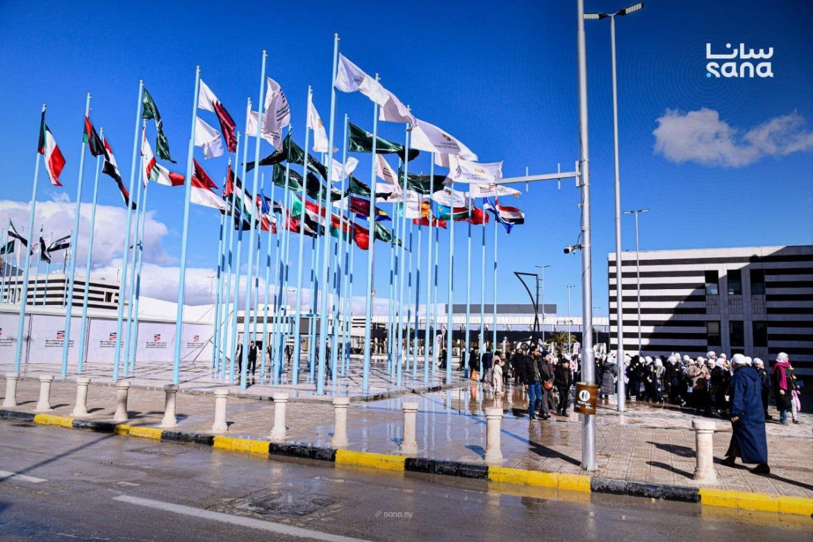 صور بتفرجي إقبال كبير للزوار على معرض دمشق للكتاب بيومه التاسع