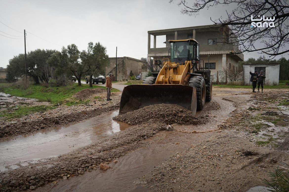 فرق الطوارئ بحماة عم تشتغل بفتح الطرقات وتنضيف قنوات الري بالغاب