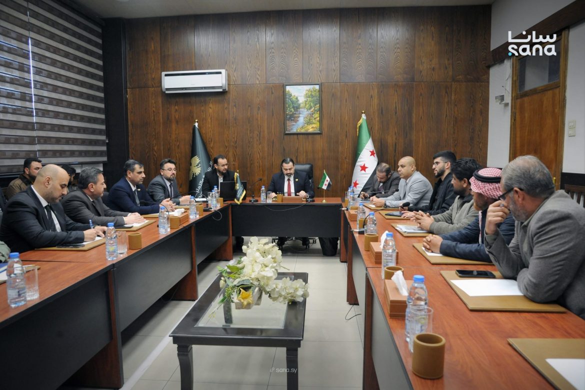 وزير التربية بيحكي مع أساتذة الرقة عن طلباتهن وكيف يثبتوا التعليم