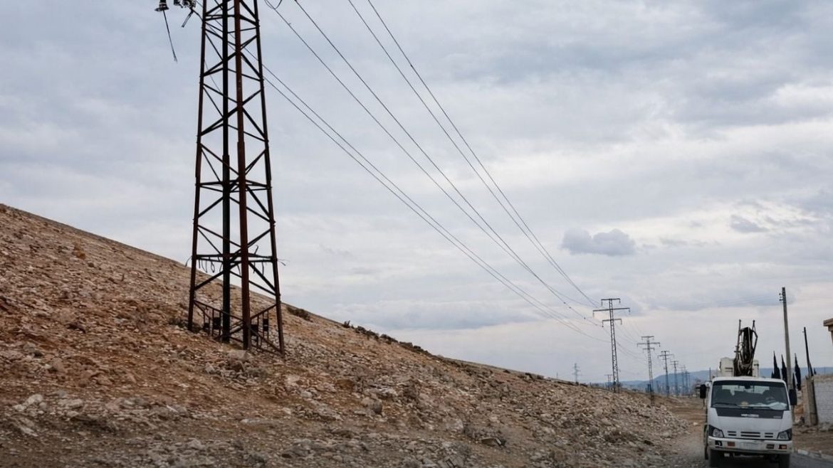 العيس بريف حلب: الخطوط فوق راسن بس ما في كهربا بالبيوت