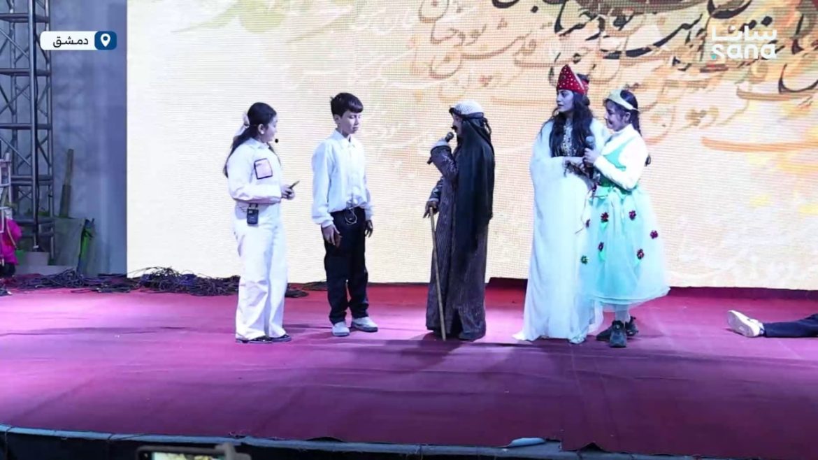 ولادنا وصبايا عم يقدموا مسرحية "لغة الضاد" بمعرض الكتاب