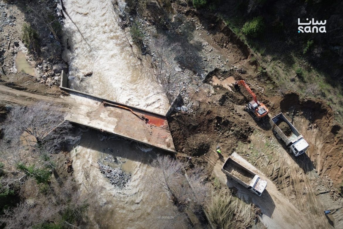 الخدمات الفنية باللاذقية بتخلص ترميم جسر حيوي بقرية كلس بيربط أكتر من عشر قرا