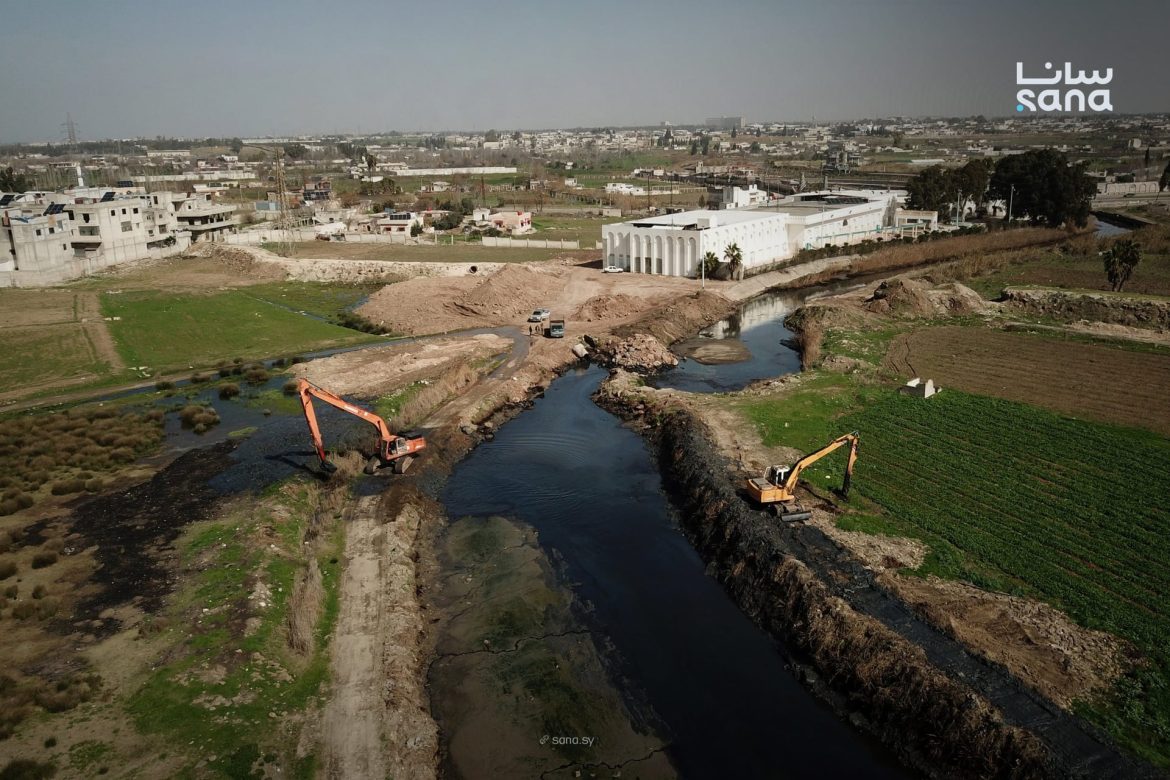 مديرية الموارد بحمص عم تنضّف المجاري المائية لتجهيز موسم الري