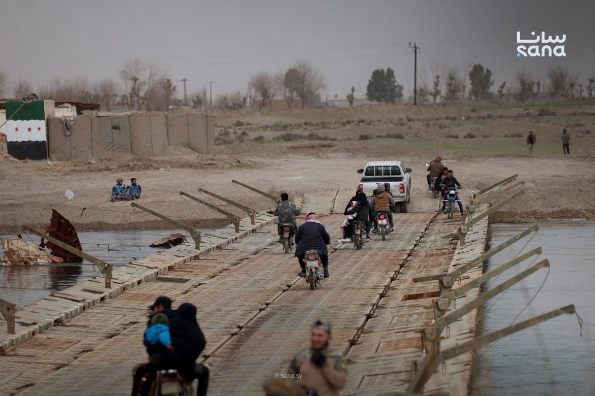 وزارة الدفاع دشنوا جسر مؤقت بدير الزور ليوصل مراط بالمريعية