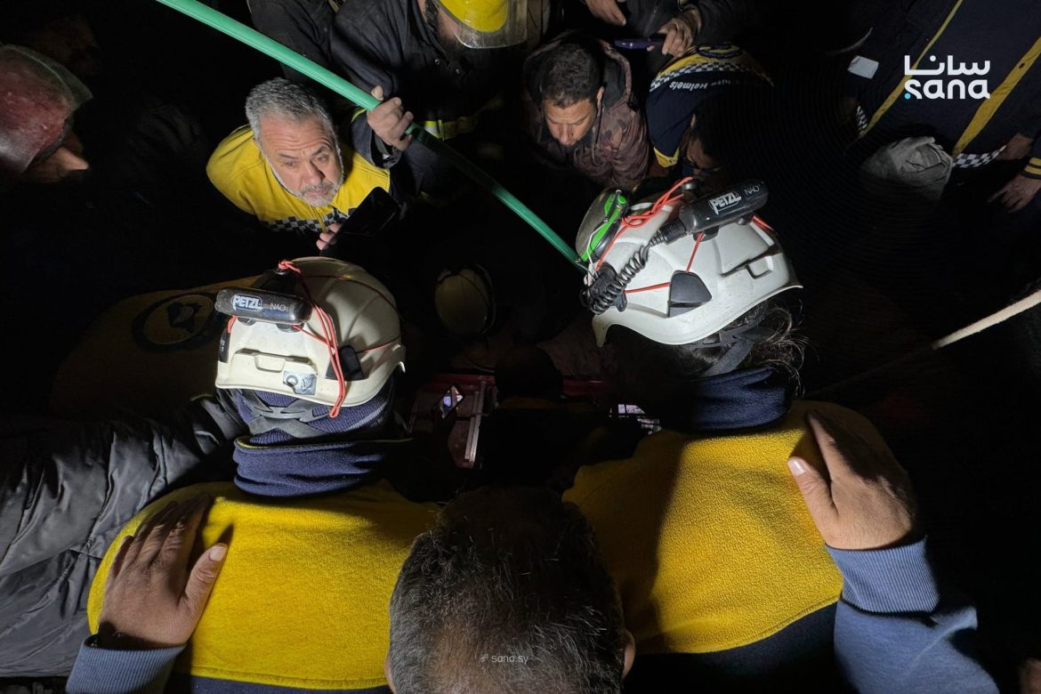 الدفاع المدني بالرقة بينقذ ولد صغير وقع ببير عمقو 30 متر