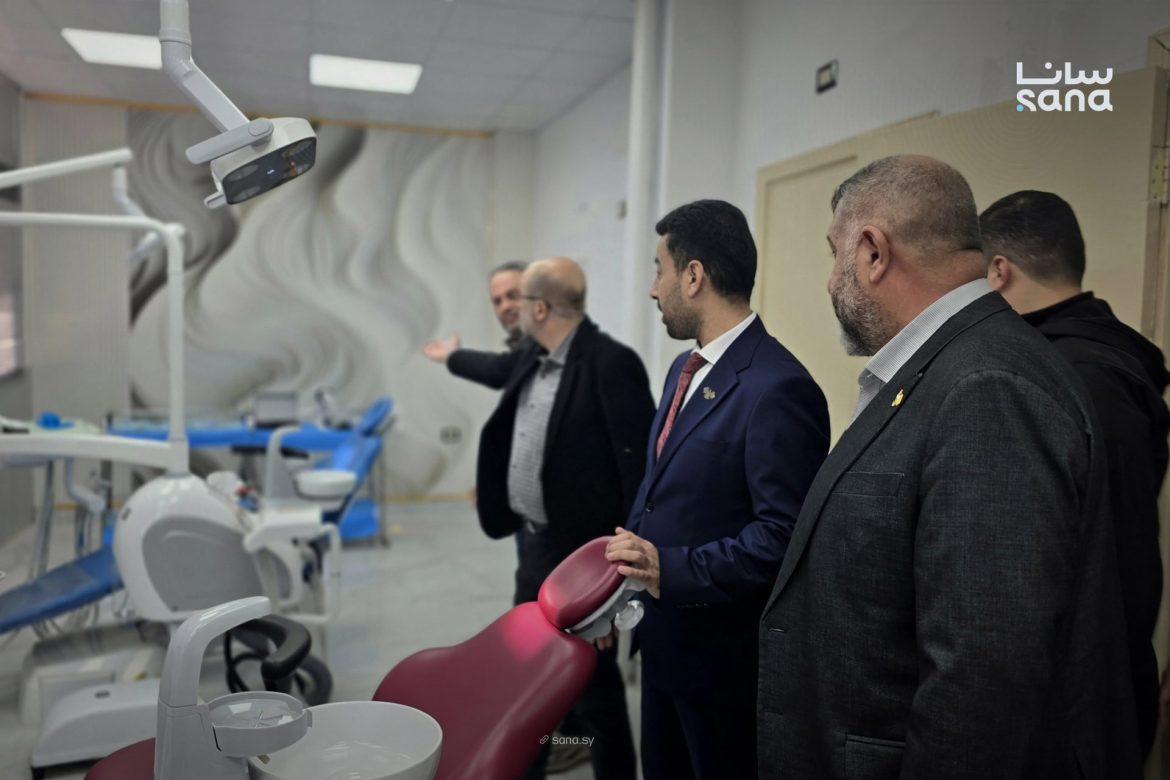 وزير الصحة مصعب العلي عم يفتتح مركز أسنان جديد بدرعا ضمن حملة أبشري حوران