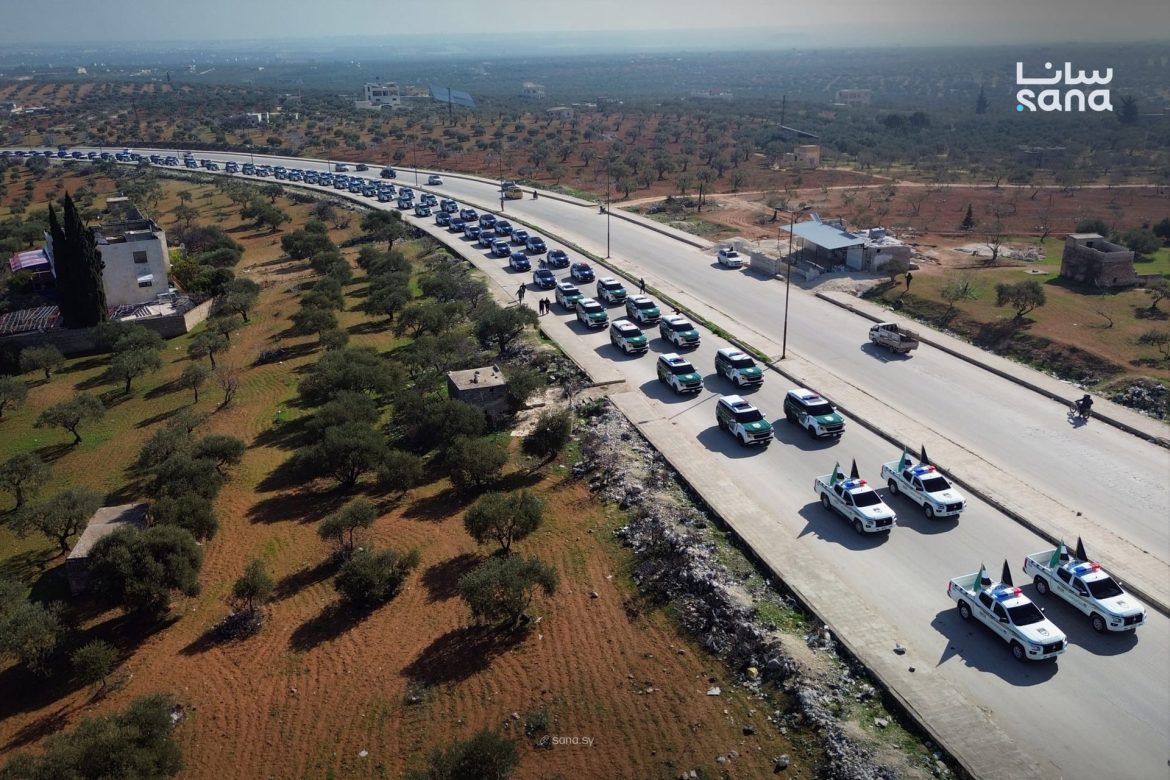 سيارات الأمن الداخلي الجديدة بتطلّ بهوية بصرية مميزة بشوارع إدلب