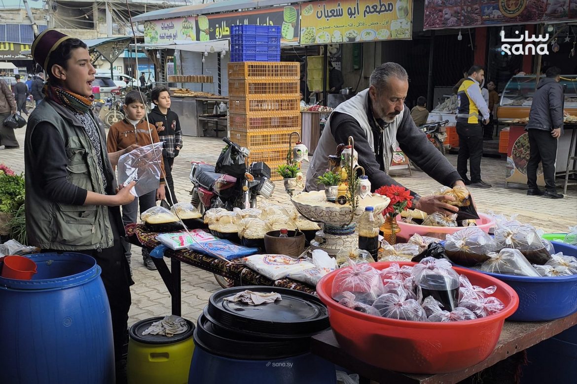 العصائر الرمضانية التقليدية بترجع أجواء التراث لأسواق الأتارب بحلب